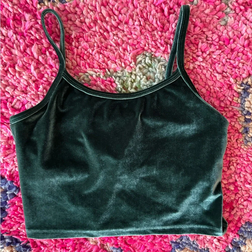 Beyond Yoga Velvet Cropped Tank Top in Dark Green